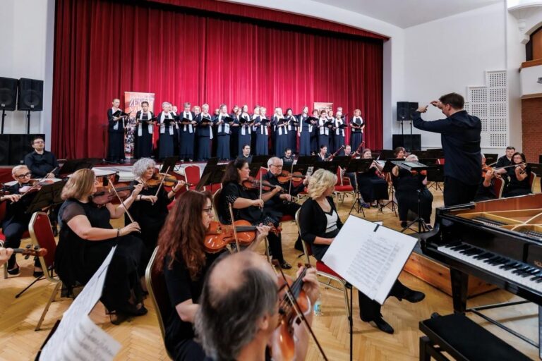 A koncert Schubert G-dúr miséjének Kyrie és Glória tételével kezdődött. Gulyás György ezt a művet vezényelte halála előtt a zenei napok templomi hangversenyén