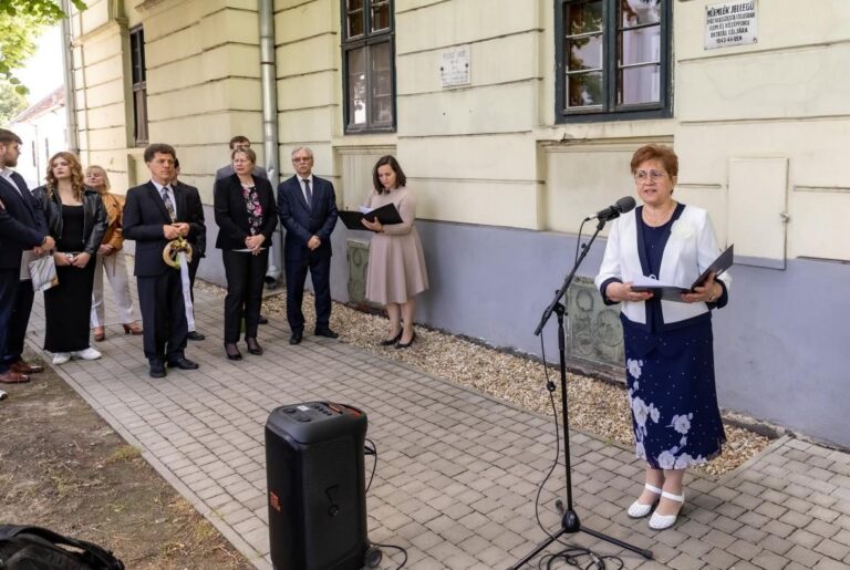 Avató beszédet mond Farkas Lászlóné, a Békés-tarhosi Zenebarátok Köre elnöke