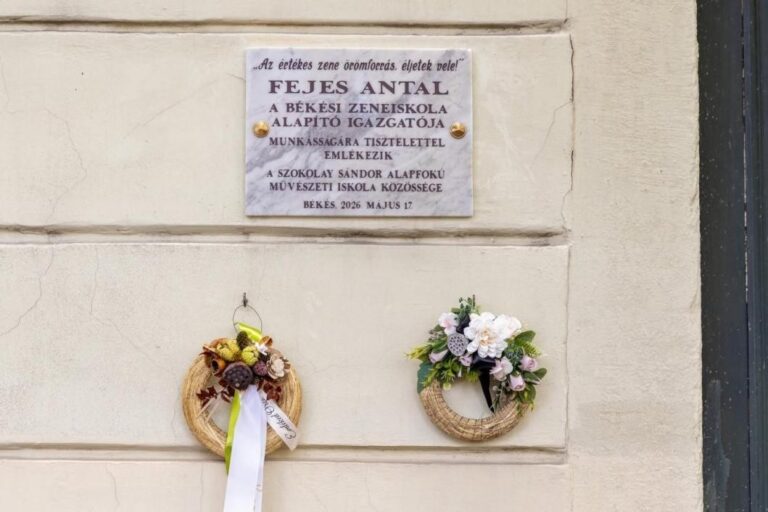A zeneiskola falán elhelyezett emléktábla