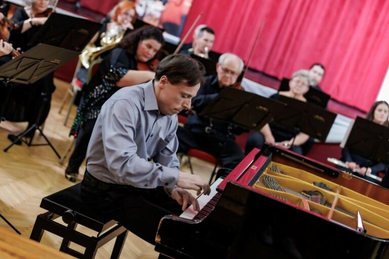 Tóth Péter, USA-ban élő zongoraművész Prokofjev Desz-dúr zongoraversenyének előadása közben